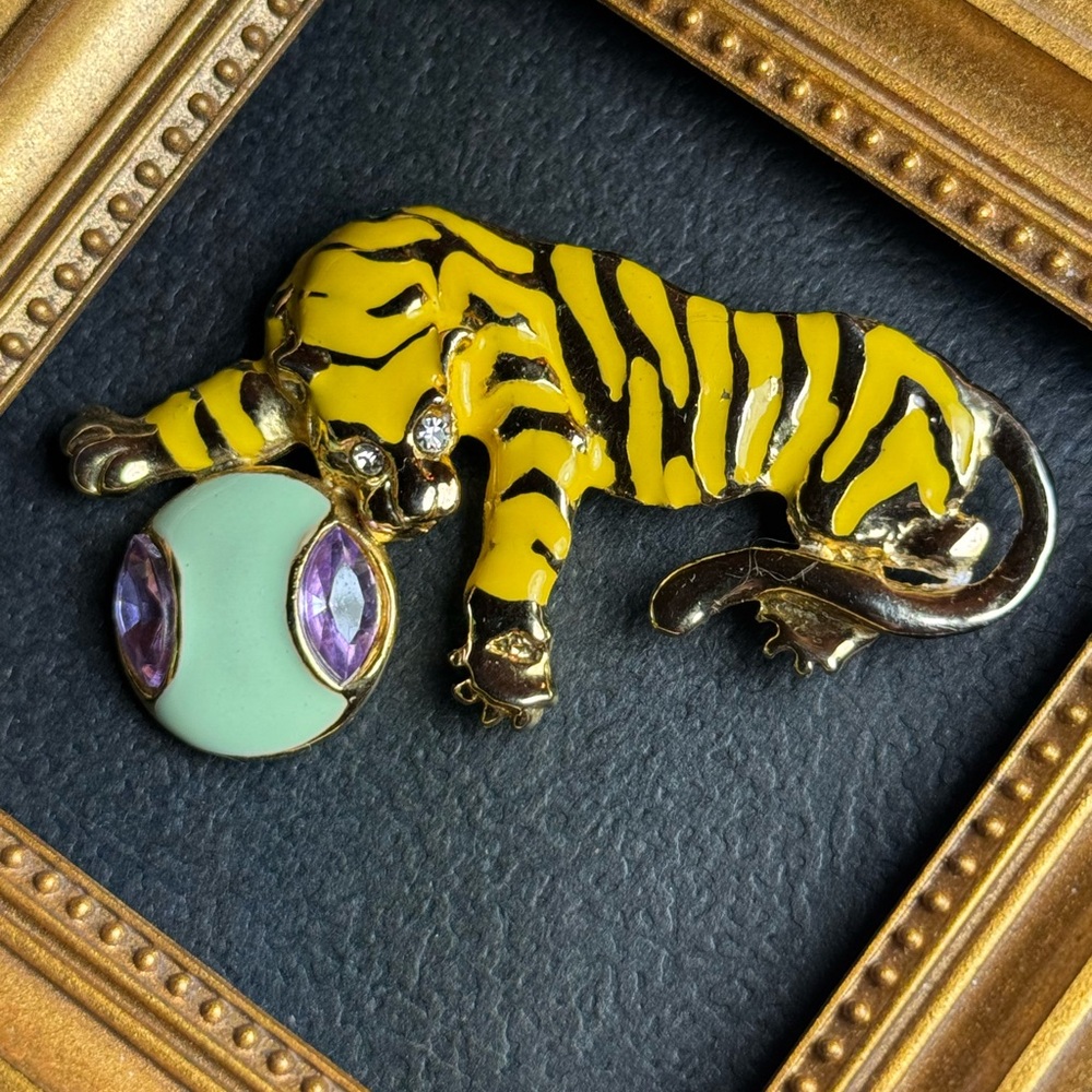 Yellow Enamwl Gold Striped Tiger Brooch with Green Ball VTG - Picture 9 of 15